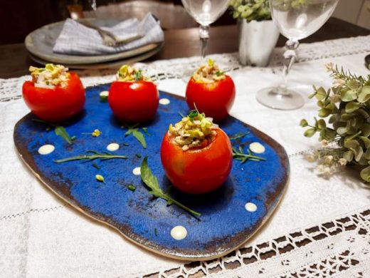 Plato con tomates rellenos