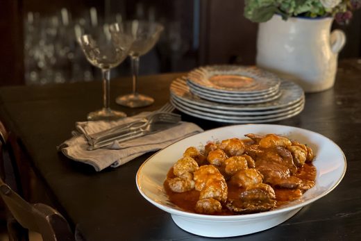Fuente con albóndigas, carne de cerdo y setas